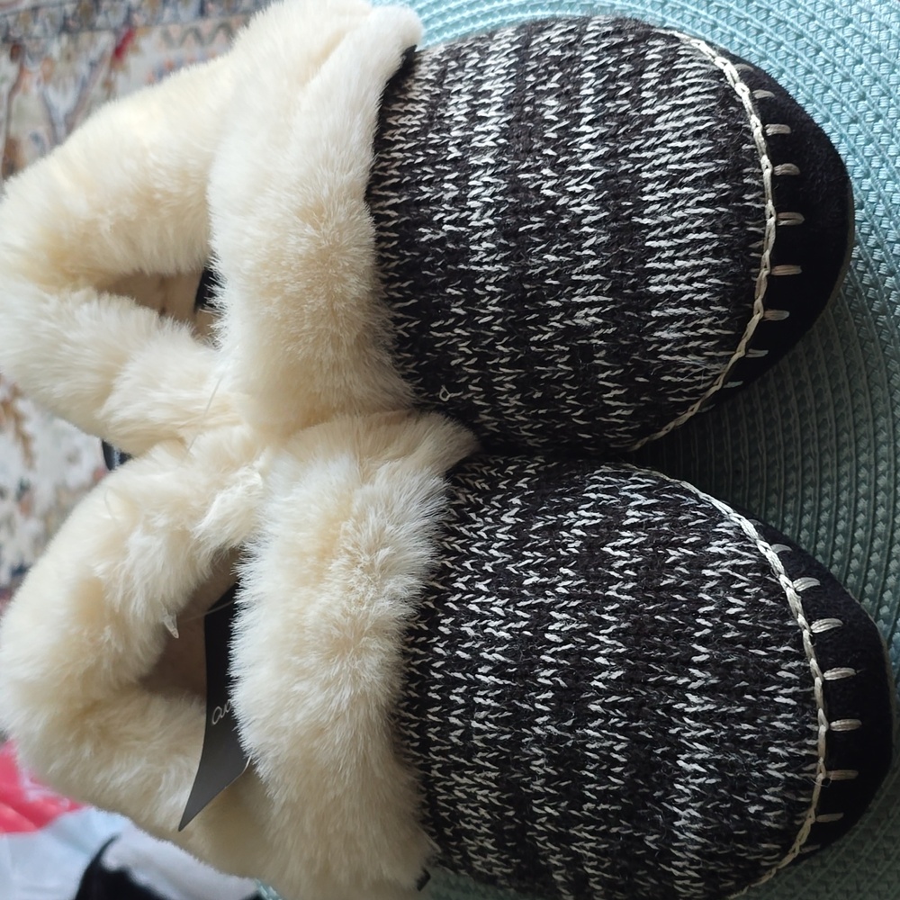 CUDDL DUDS BRAND WOMEN'S BLACK &  WHITE FAUX FUR SLIPPERS SIZE LARGE 9-10